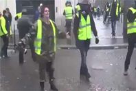 الأسواني يكشف حقيقة الشرطية التي انضمت لـ"السترات الصفراء"