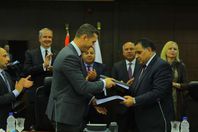 جانب من توقيع الاتفاقية