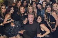 حميدة يتوسط الفتيات