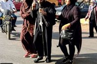 فتاتان تساعدان قسيسا كفيفا