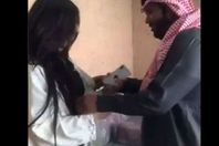 سعودي يخلع عباءة فتاة