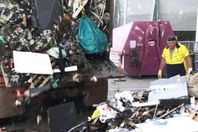 الزوج يبحث في القمامة