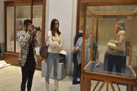 الفس بصحبة زوجته بالمتحف