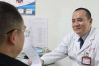 يدخل زجاجة في مؤخرته.. والأطباء يستخرجونها بعملية جراحية