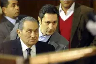 علاء مبارك رفقة والده