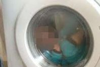 طفل داخل الغسالة

