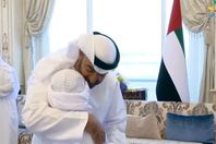 بن زايد يعانق الطفل الشاعر حمد الكعبي