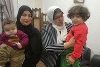 الأم تتسلم الطفلين