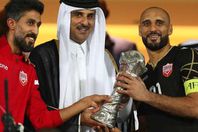 أمير قطر يتوج منتخب البحرين بالبطولة