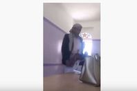 قيادي حوثي يهاجم معلمة