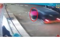 لحظة قفز الفتاة