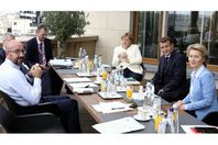 ماكرون مع زعماءأوربيين