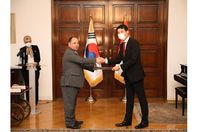 وزير المالية و سفير كوريا الجنوبية