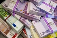 ضبط راكب بحوزته 98 ألف يورو بالمطار