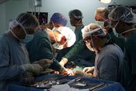 التحقيق مع طبيبة تركت فوطة داخل بطن مريضة بالمنيا