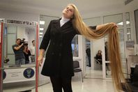 بالصور..صاحبة أطول شعر في أوربا:لم اقص شعرى منذ ولادتى