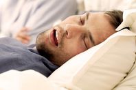 دراسة: "الشخير" يصيبك بالسرطان