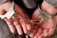 شاب يعتدى على إمام مسجد لعدم خشوعه في الصلاة