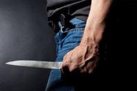 بسبب انتظار السيارة.. طعن شاب بفيصل