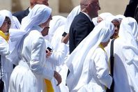 شاهد.. راهبات على شاطئ البحر تضامنا مع المسلمات