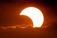 "الفلك" يكشف علاقة كسوف الشمس والقمر بـ"نهاية العالم"