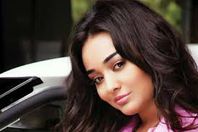 رندا البحيري تثير اشمئزاز جمهورها بقبلة “مُقرفة”