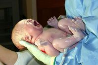 ولادة تحت التهديد