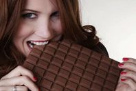 "الشوكولاتة" تساعد في التخلص من دهون البطن