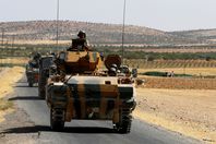 ترامب يدعم قوات "سوريا الديمقراطية" بالمدرعات