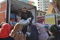 بالصور.. بيع لحوم ودواجن بأسعار مخفضة بميدان الأربعين