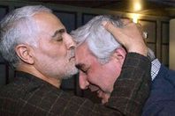 اللواء قاسم سليماني يقبّل جبين المخرج السينمائي الإيراني  إبراهيم حاتمي كيا