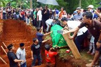 تشييع جثامين ضحايا تصادم حافلة فى إندونيسيا