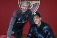 اوزيل مع فينجر
