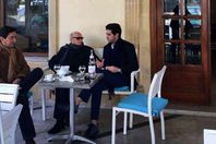 صورة الرئيس التونسى وهو يجلس على احد المقاهى