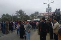 أهالي قرية بالفيوم يقطعون الطريق الصحراوي