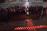 شاهد.. تجمع مواطنون بموسكو لتأبين ضحايا الطائرة المنكوبة