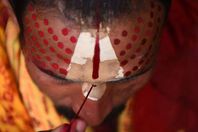 هندوس نيبال يلونون أجسادهم بالرماد فى كرنفال دينى