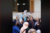 بالفيديو.. عامل يتلقي رشوة بمكتب تموين مصر القديمة