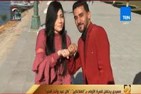 شاهد.. صعيدي يرفع لخطيبته لافتة "أنتي الحب" علي الكوبري