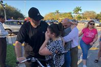 حزن وبكاء أهالي ضحايا مدرسة فلوريدا الأمريكية