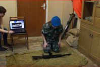 روسية تظهر مهارتها في فك وتركيب السلاح بسرعة فائقة