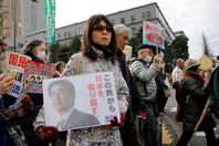 تظاهرات ضد رئيس الوزراء اليابانى