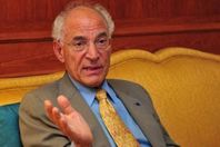 مصطفي الباز 
