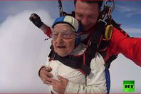 شاهد.. عجوز تقفز من ارتفاع 3000 متر