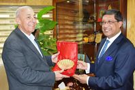  محافظ أسوان يستقبل السفير الهندى بمصر