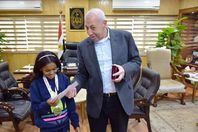 محافظ أسوان يكرم الطفلة " مروة والشهيرة ببائعة المناديل