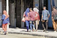 فتاة يتم التحرش بيها