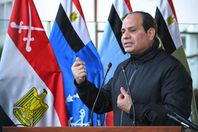 بالصور.. السيسى يفاجأ الكلية الحربية بزيارة ويتفقد النشاط التدريبى للطلاب