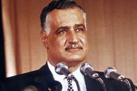 بالفيديو.. مشاهد تذاع لأول مرة عن جنازة "عبد الناصر"