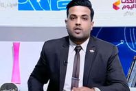 بالفيديو.. إعلامي يتعرض لموقف محرج علي الهواء